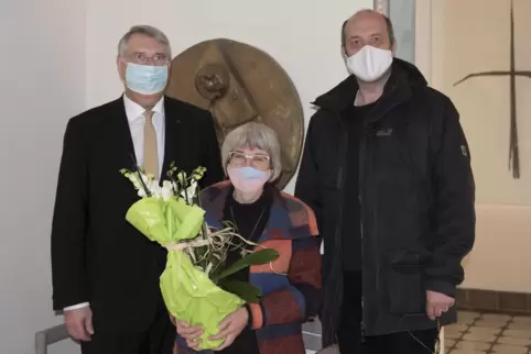 Diakonische Schwester Ruth Zimbelmann mit Kirchenpräsident Christian Schad (links) und dem Speyerer Bezirkskantor Kirchenmusikdi