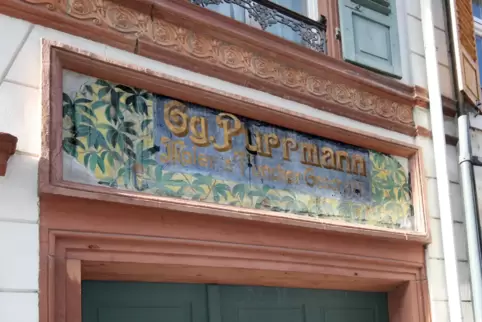Schild über dem Eingangstor des Speyerer Purrmann-Hauses.