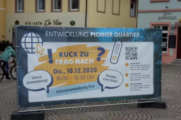 Vor der Alten Münze in Speyer: Hinweisschild zur Informationsveranstaltung. 