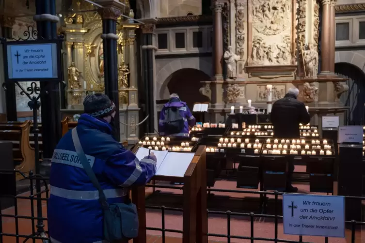 Auch im Trierer Dom stellten die Menschen nach der Amokfahrt Kerzen auf. 