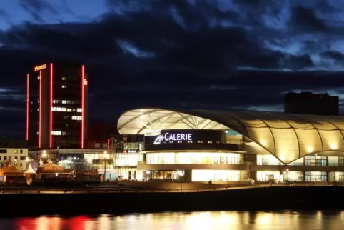 Nächtliches Ludwigshafen: Blick von Mannheim auf die Rhein-Galerie.