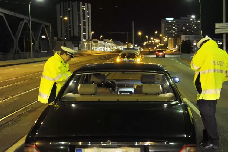 Die Polizei soll - wie hier bei einer Verkehrskontrolle auf der Adenauer-Brücke - nachts die Ausgangsbeschränkungen in Mannheim 