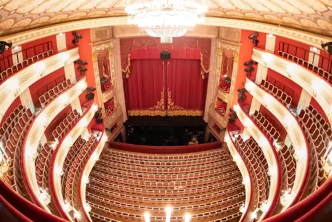 Besuche im Theater sollten für Geimpfte ohne Beschränkungen möglich sein, fordert der Chef der Kassenärtzte.