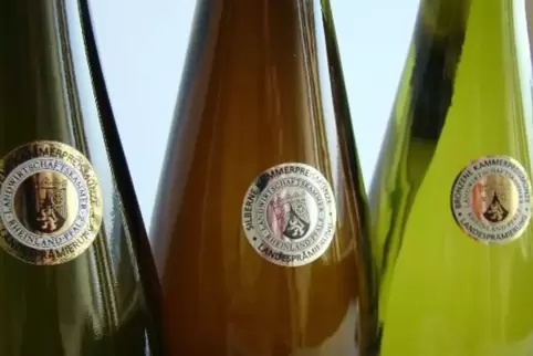 Mit Medaillen-Aufklebern ausgestattet: beim Winzerwettstreit der Landwirtschaftskammer prämierte Weine. 