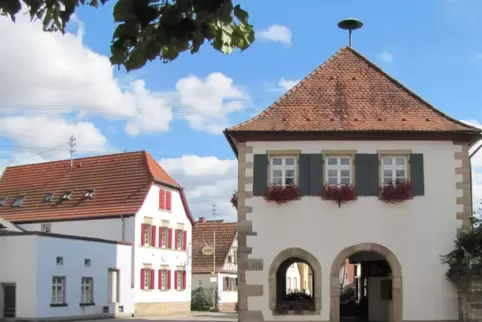 Das Ottersheimer Rathaus ist ein Thema der Schriftenreihe des Landkreises. 