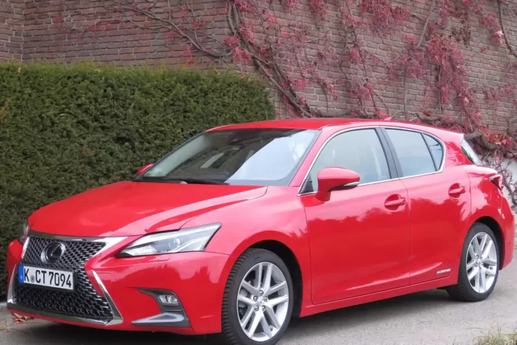 Markante Bugpartie: der CT 200h als Lexus-Einstiegsmodell. 