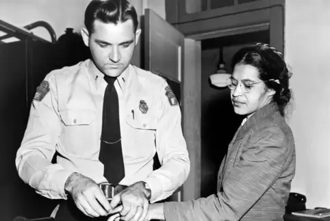 Ein Polizist nimmt Rosa Parks die Fingerabdrücke ab.