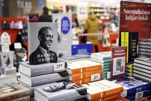 Obenauf: Barack Obamas Memoiren sind am 17. November gleichzeitig in 25 Sprachen erschienen. Hier soll ein Stapel auf dem Bücher
