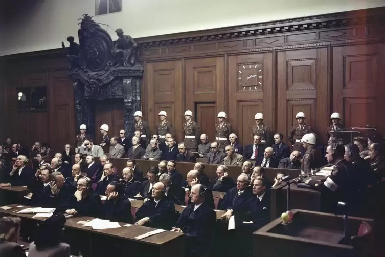 Das Hauptverfahren der Nürnberger Prozesse, bei dem auch Frick auf der Anklagebank saß. Wilhelm Frick in heller Jacke ist in der