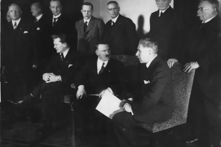 Das erste Kabinett Hitlers im Januar 1933 mit Frick in der Mitte hinter Hitler.