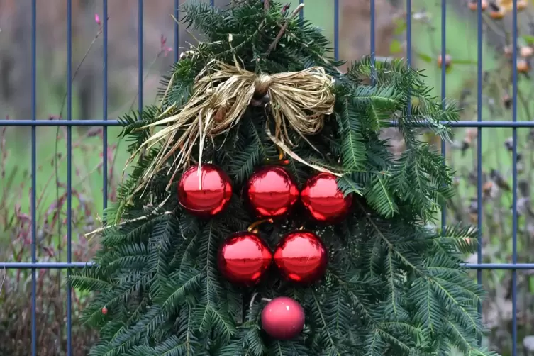 Weihnachts-Deko in Trauben-Optik. 