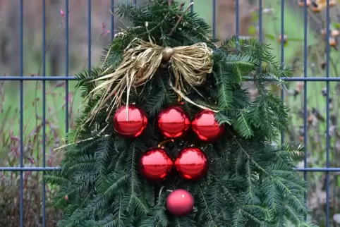 Weihnachts-Deko in Trauben-Optik. 