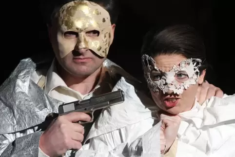 Als Masken noch der Verkleidung dienten: Das Pfalztheater brachte 2012 die Verdi-Oper „Ein Maskenball“ mit Monika Hügel und Mich