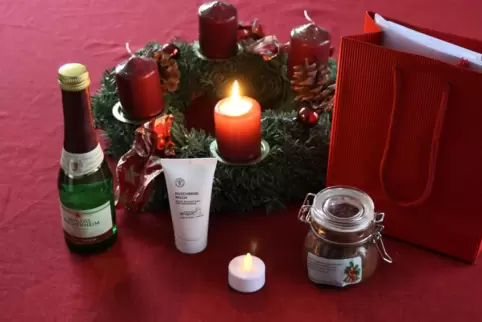 Mit Piccolo und Kuchen im Glas können Wachenheimer Senioren zu Hause eine kleine Adventsfeier abhalten. 