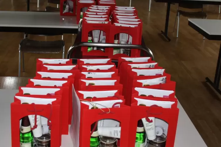 Die Wachenheimer Landfrauen haben daf&uuml;r 500 T&uuml;ten gepackt.