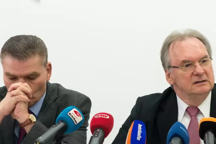 Vertrauen entzogen: Sachsen-Anhalts CDU-Ministerpräsident Reiner Haseloff (rechts) entließ seinen Innenminister Holger Stahlknec