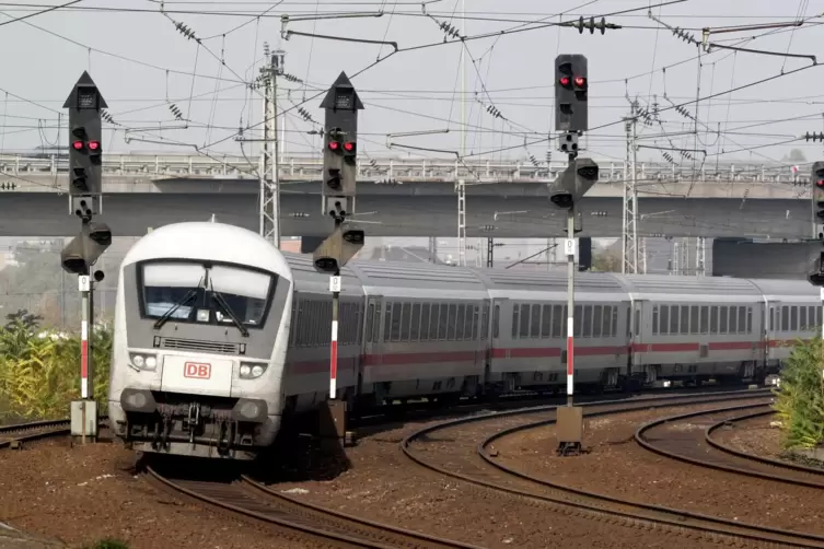 Die drei Intercity-Züge, die die DB vorübergehend streicht, fahren nonstop zwischen Mannheim und Mainz und durchfahren auch den 