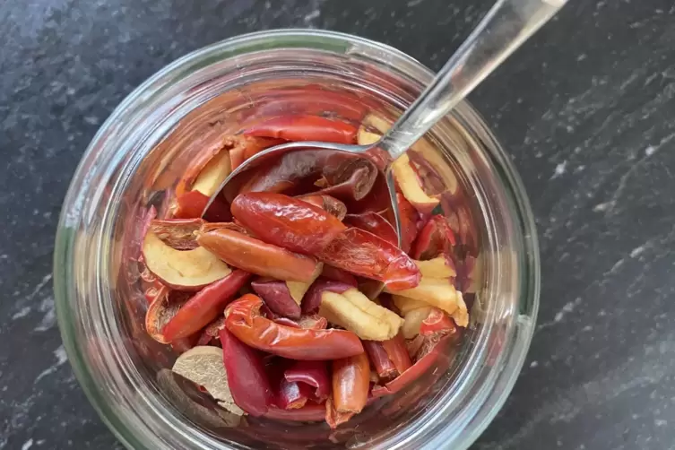 Apfel-Hagebutten-Tee. 