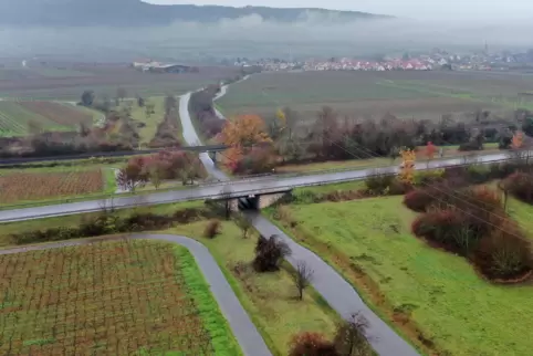 Auch über diesen Weg zwischen Forst (im Hintergrund) und Niederkirchen soll die Rollski-Strecke führen.