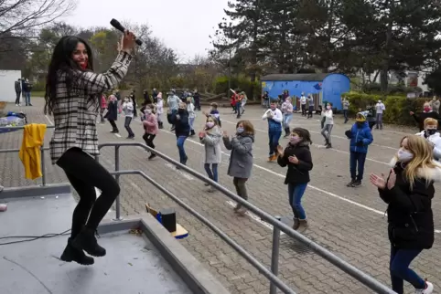 Elisabeth Hochschild tanzt die Schritte aus dem Musikvideo vor und motiviert die Schüler. 