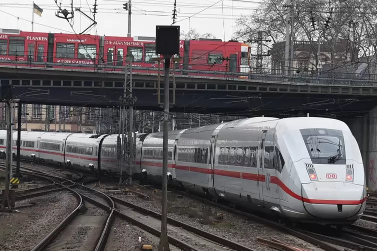 Auf den stark frequentierten Linien von Mannheim (Foto) nach Berlin und Hamburg fährt nun meist der neue ICE 4. 