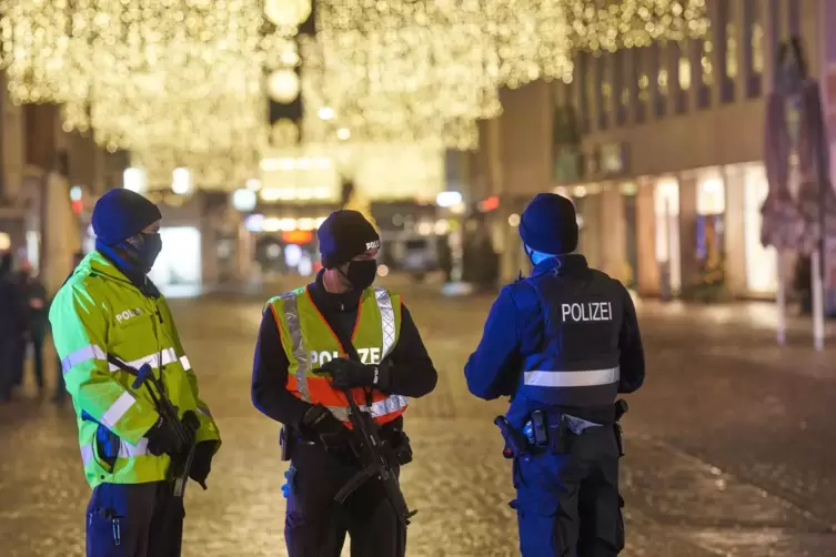 Kurz nach der Amokfahrt: Polizisten sichern die Trierer Innenstadt. Übers Wochenende werden die Sicherheitskräfte auch in vielen