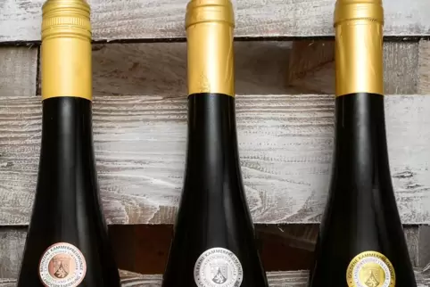 Weisen auf Erfolg bei der Landesweinprämierung hin: Kammerpreismünzen auf den Flaschen.