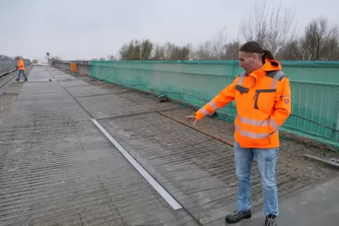 Hier müsste betoniert werden: Bauingenieur Ralph Eckerle zeigt, wo witterungsbedingt die Salierbrückensanierung gestoppt ist.
