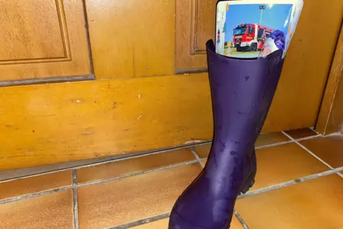 In Zweierteams hat die Feuerwehr Kinderstiefel gefüllt: mit klassischen Nikolausgaben und einer Feuerwehr-Postkarte.