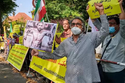 Im September vor der iranischen Botschaft in Berlin: Demonstration gegen die Hinrichtung des Ringers Navid Afkari – Amnesty Inte