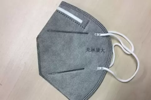 KN95-Maske des chinesischen Herstellers Jiangxi Meilin Kangda, wie sie Schulen erhielten. 