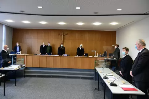 Staatsanwalt Peter Thome (links) äußert seine Bedenken ob der Schöffin Maria Vermeulen (2. von links) und der Vorsitzenden Richt