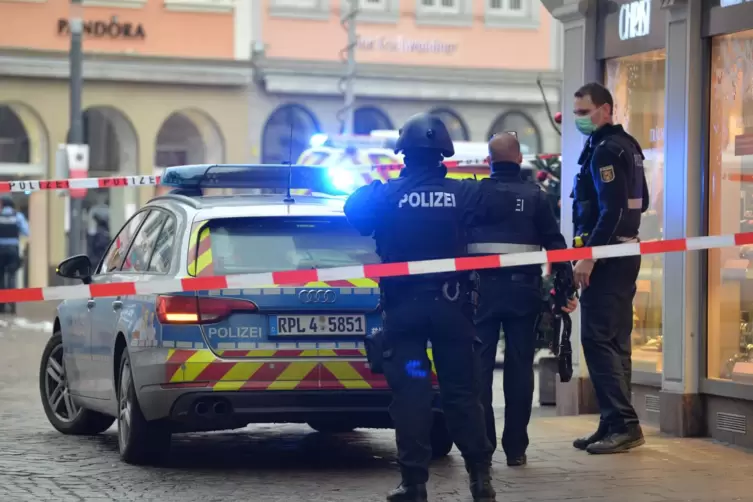 Nach der Amokfahrt: Schwer bewaffnete Polizisten in Trier. 