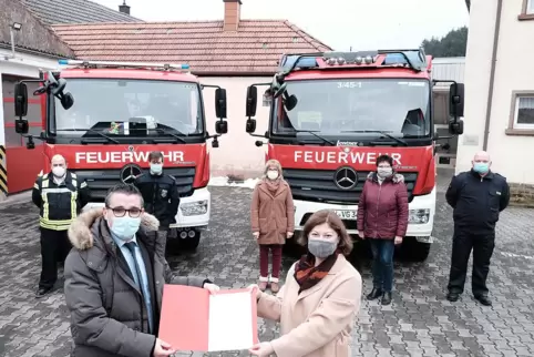Über 200 000 Euro hatte Staatssekretärin Nicole Steingaß (vorne rechts) dabei. Sie übergab Verbandsbürgermeister Björn Bernhard 