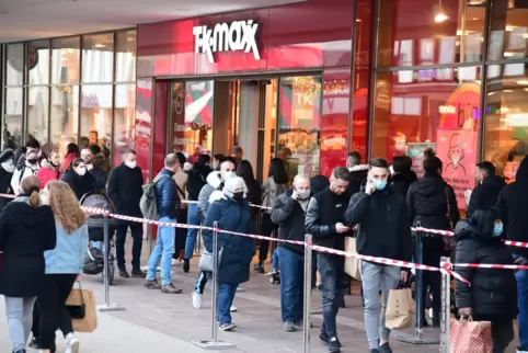 Lange Schlangen stehen vor den Geschäften in der Fußgängerzone.