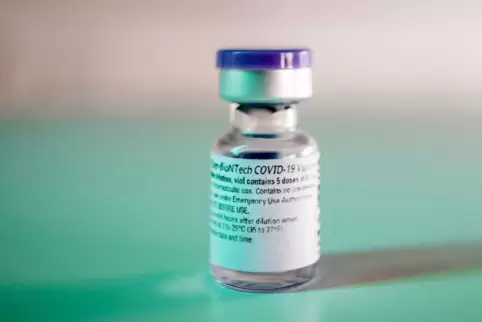 Ein Fläschen mit Corona-Impfstoff des Mainzer Unternehmens Biontech.