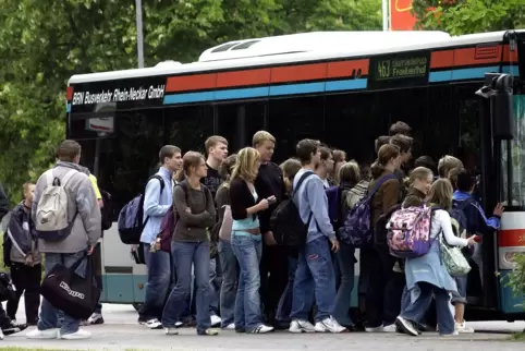 Das Gedränge an und in Schulbussen ist seit Monaten ein Dauerthema. 