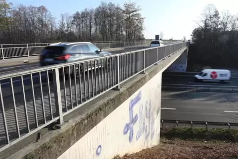 Das Magnetfeld an der Brücke ist rund 50-mal stärker als das natürliche Erdmagnetfeld. 