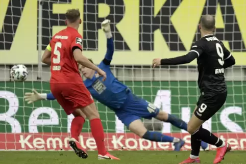 Keine Chance für den Schlussmann: Ahmet Engin (rechts) trifft in der 64. Minute zum 2:0 für den MSV Duisburg. FCK-Torwart Matheo