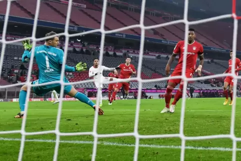 Leipzigs Justin Kluivert erzielt das Tor zum 2:2 gegen Münchens Torwart Manuel Neuer.