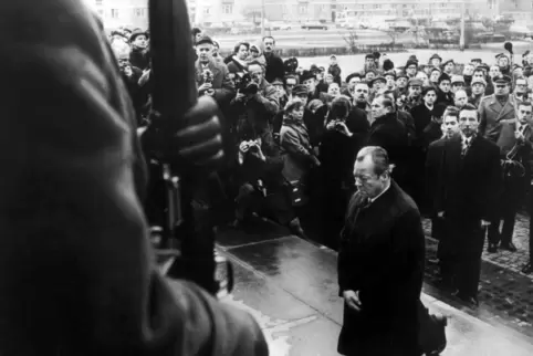 Eine nicht geplante Geste, die um die Welt ging: Willy Brandt kniet in Warschau.