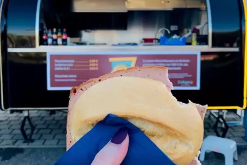 Fleischkäse gibt’s vor dem Spaßbad auf die Hand.