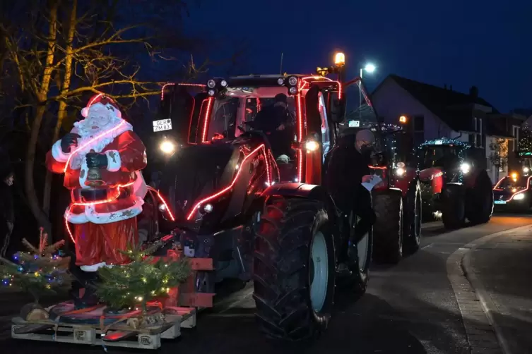 Weihnachtsmann statt Heuballen auf der Schippe.