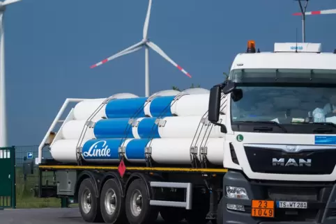Ein Wasserstofftankfahrzeug verlässt den Energiepark Mainz, Dort erzeugt eine Power-to-Gas-Anlage mittels Windstrom Wasserstoff.