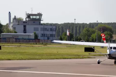 Ist offen für neue Kunden: Flugplatz Speyer (links: Towergebäude). 