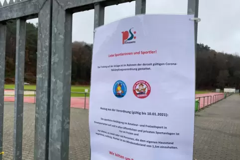 Neuer Aushang am städtischen Stadion Spesbach: Man darf unter bestimmten Voraussetzungen wieder rein.