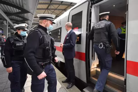 Bundespolizisten und Sicherheitsmitarbeiter der Deutschen Bahn kontrollieren am Montag die Einhaltung der Maskenpflicht in Zügen