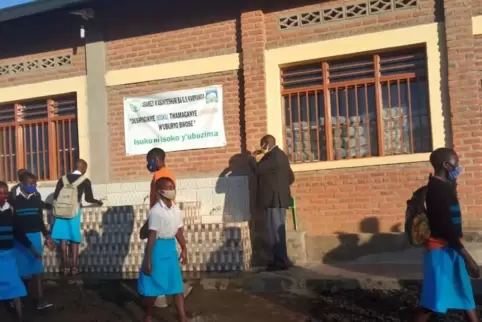 Die Schule in Kampanga hat Handwaschstationen errichtet, um nach acht Monaten Schließung wegen der Pandemie überhaupt wieder öff