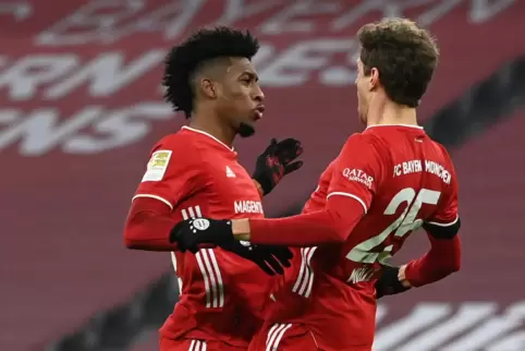 Dass er gern quasselt, wissen die Zuschauer jetzt: Thomas Müller (rechts) vom FCB bejubelt sein Tor zum 3:3 mit Kingsley Coman v