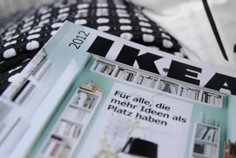 Ein Ikea-Katalog vergangener Jahre liegt auf einem Sofa bereit. 